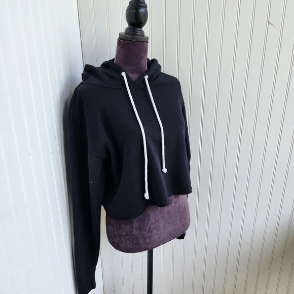 Wild Fable Women’s Cropped Hoodie Sweatshirt Black Ebony Pullover Sz M - Picture 2 of 10
